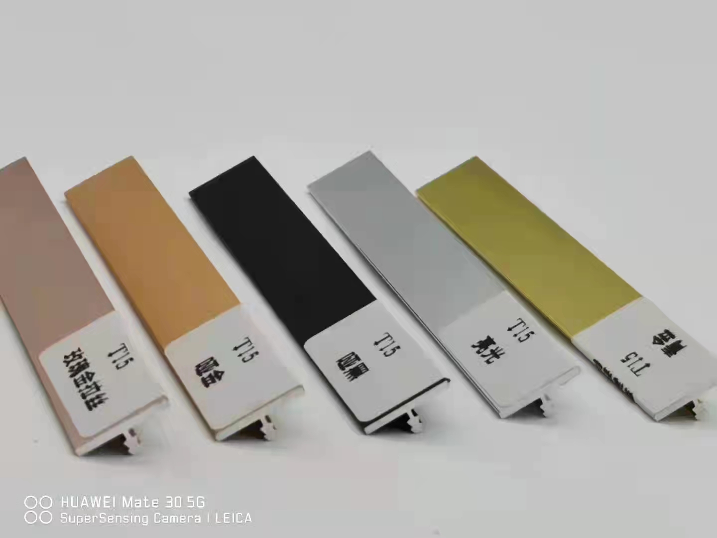 廚房裝上了吊趟門，明亮美觀，又實(shí)用！